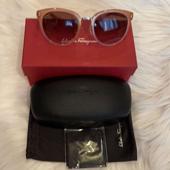 Salvatore Ferragamo Round Sunglasses main image 10
